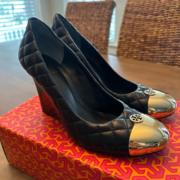 Tory Burch Kaitlyn Quilted Wedge Shoes with Gold Toe - Picture 1 of 7